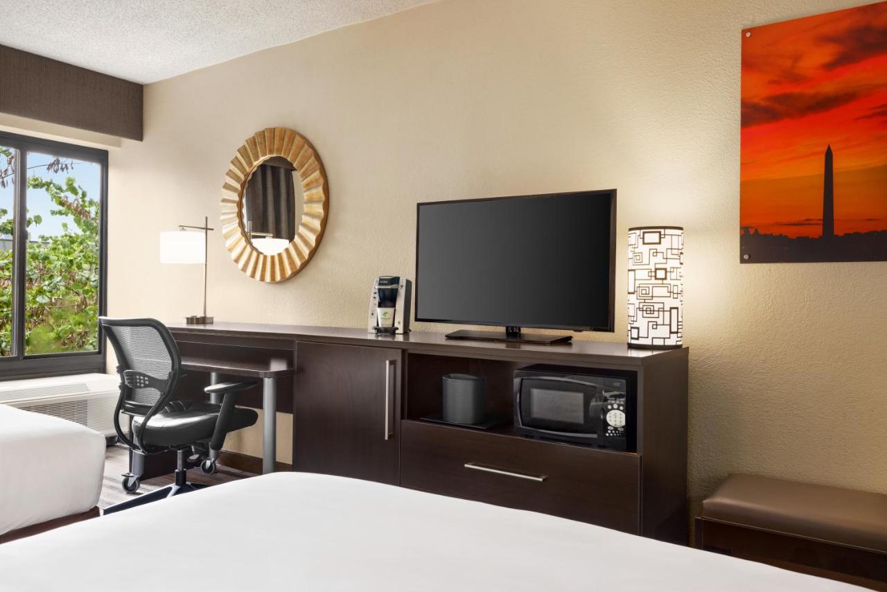 Queen Room with Two Queen Beds - Hearing Accessible at Holiday Inn Washington-Dulles International Airport by IHG
