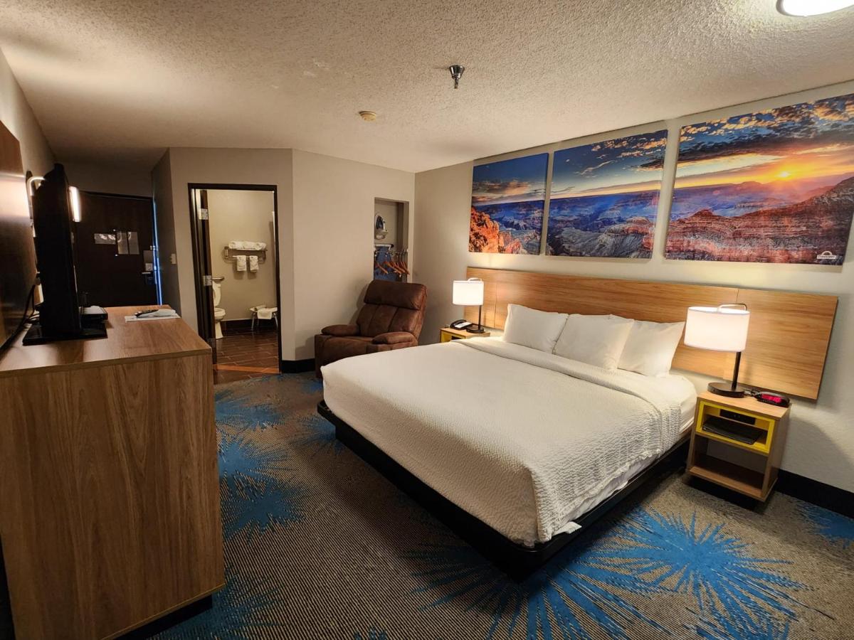 King Room - Disability Access/Non-Smoking at Days Inn by Wyndham Tucumcari