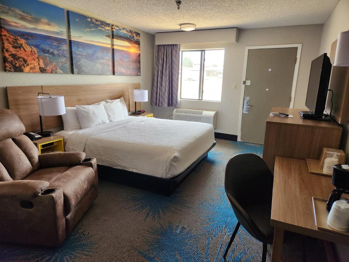 King Room - Disability Access/Non-Smoking at Days Inn by Wyndham Tucumcari