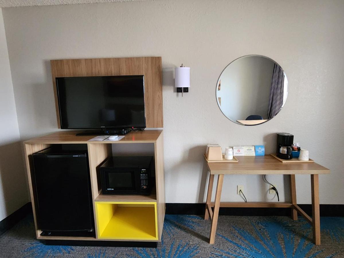 King Room - Non-Smoking at Days Inn by Wyndham Tucumcari