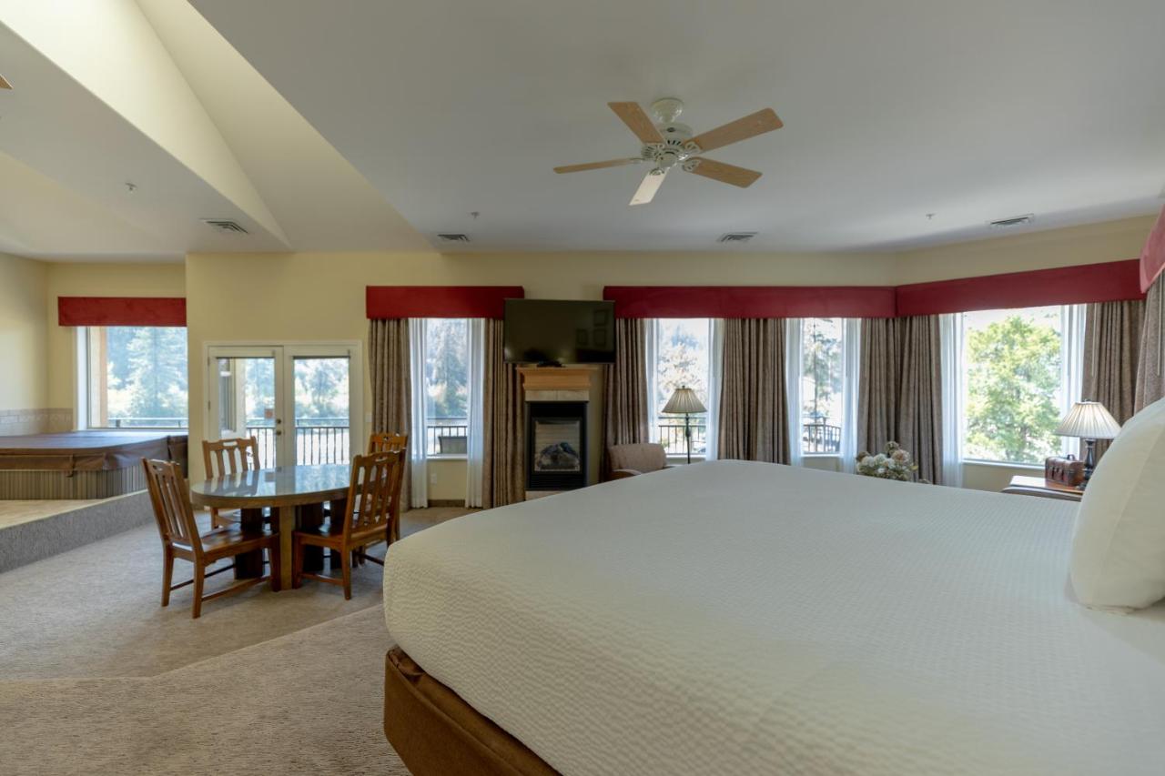 King Suite with Dining Area at Best Western Lodge At River's Edge