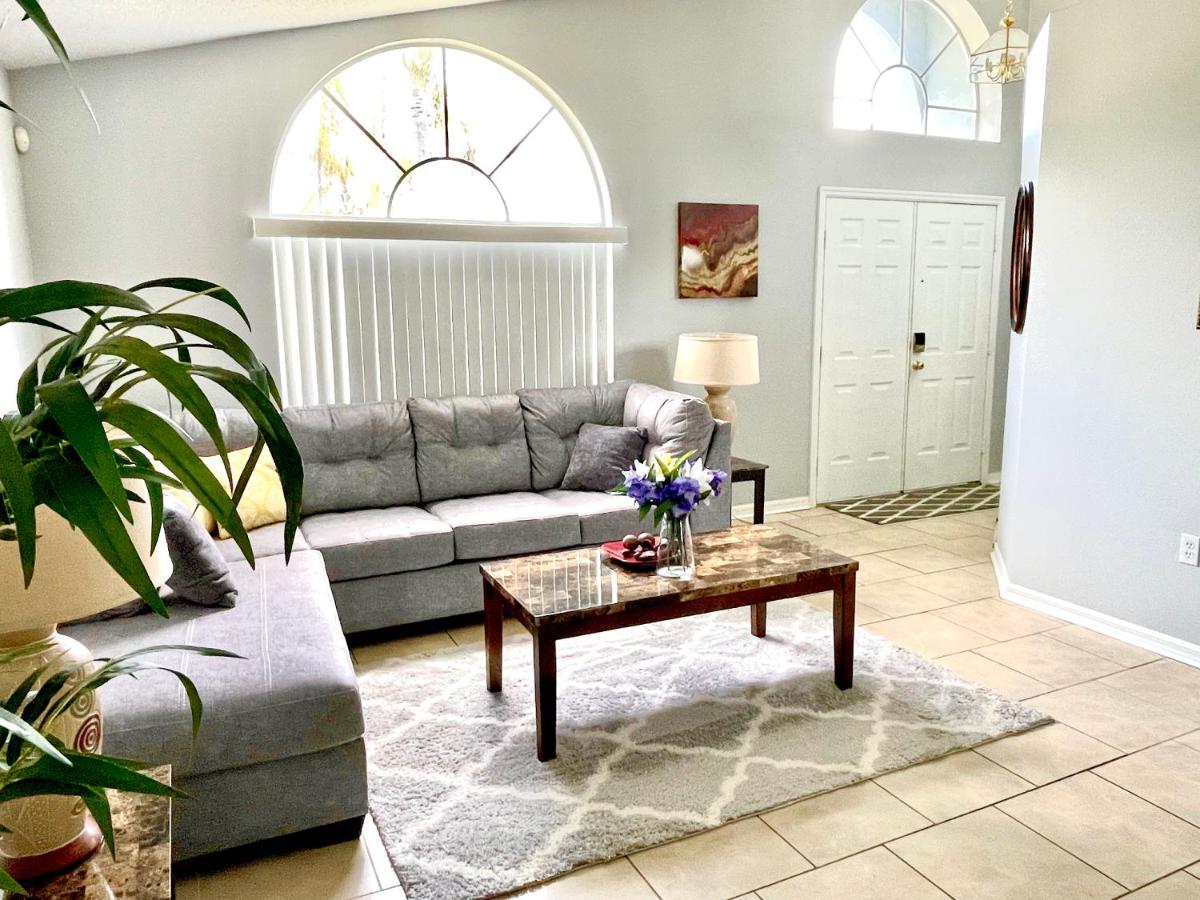 | Fabulous 4 Bedrooms Villa 3 Bath with Private Pool 15 Min to Disney