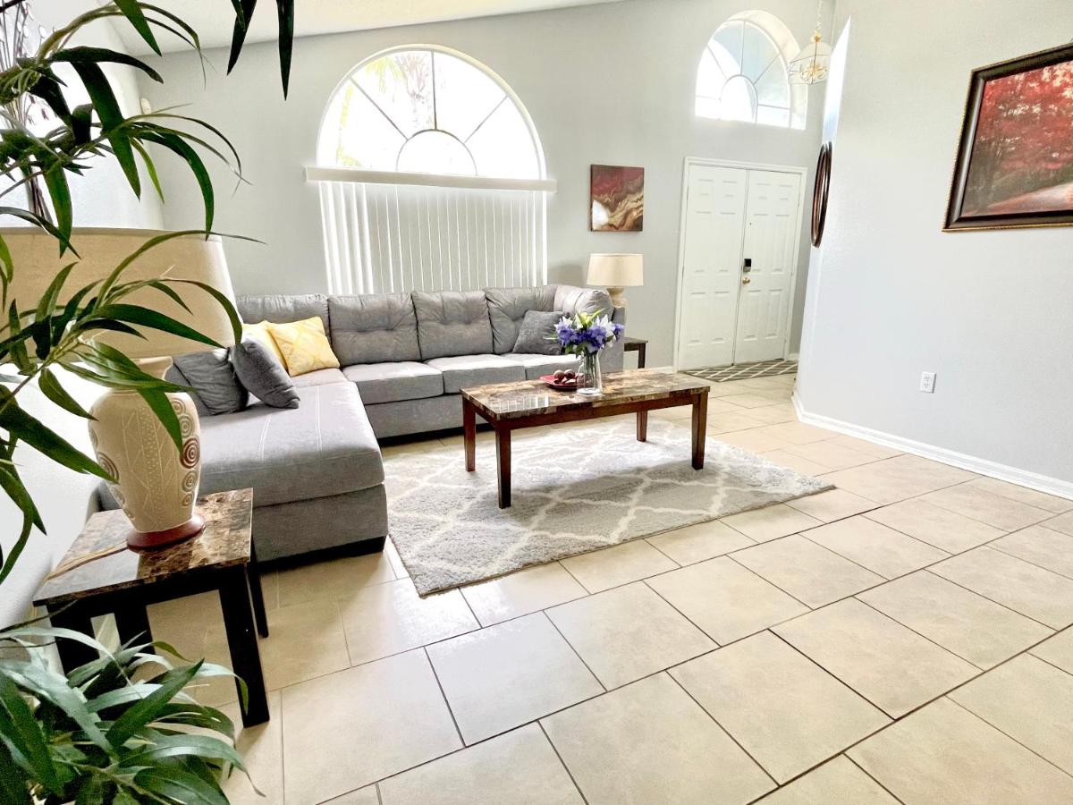 | Fabulous 4 Bedrooms Villa 3 Bath with Private Pool 15 Min to Disney