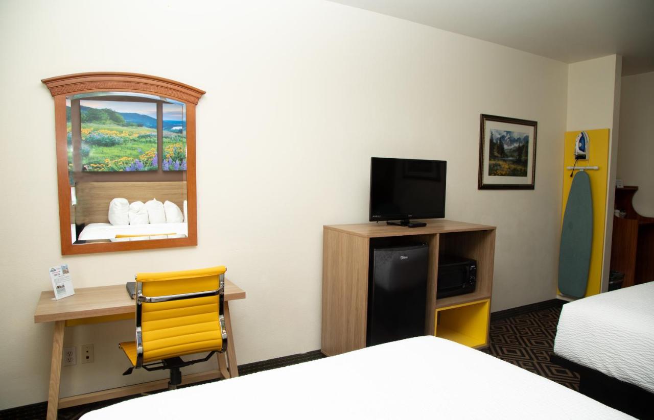 Queen Room with Two Queen Beds - Non Smoking at Days Inn by Wyndham Manitou Springs