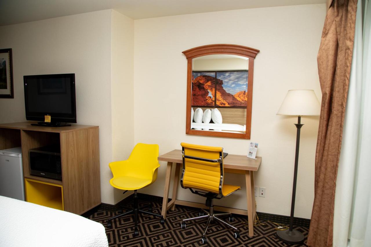 King Studio with Sofa Bed - Non Smoking at Days Inn by Wyndham Manitou Springs