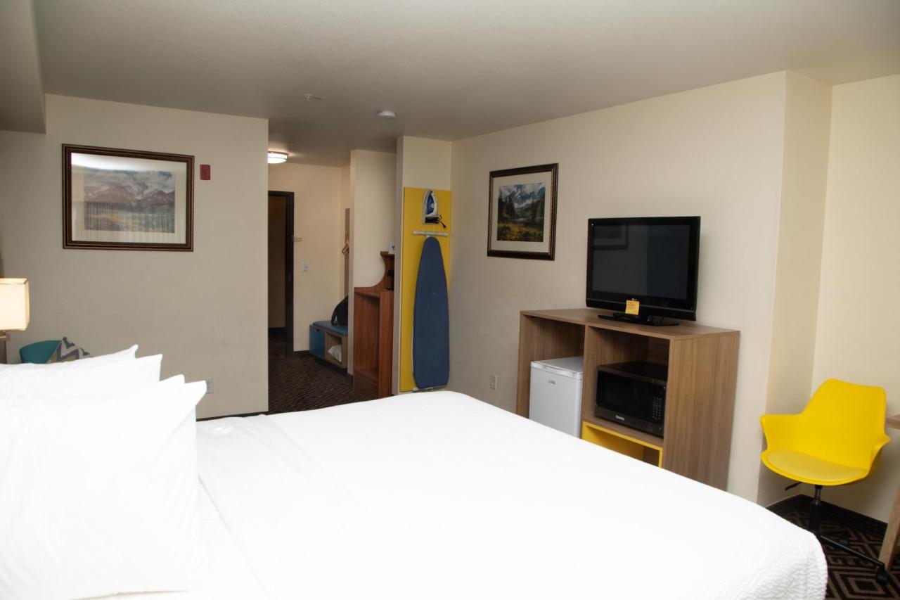 King Studio with Sofa Bed - Non Smoking at Days Inn by Wyndham Manitou Springs
