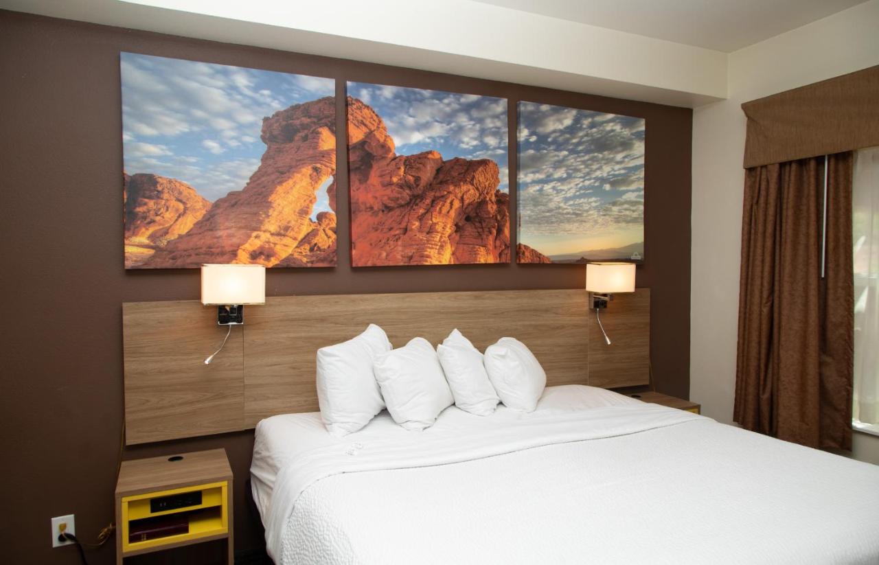 King Room - Disability Access Roll-in Shower - Non Smoking at Days Inn by Wyndham Manitou Springs