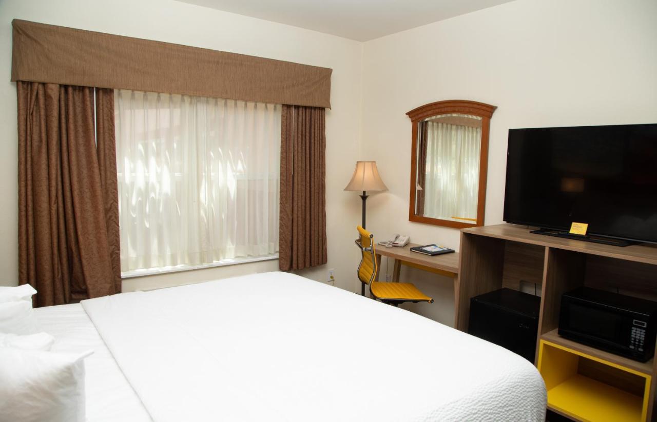 King Room - Disability Access Roll-in Shower - Non Smoking at Days Inn by Wyndham Manitou Springs