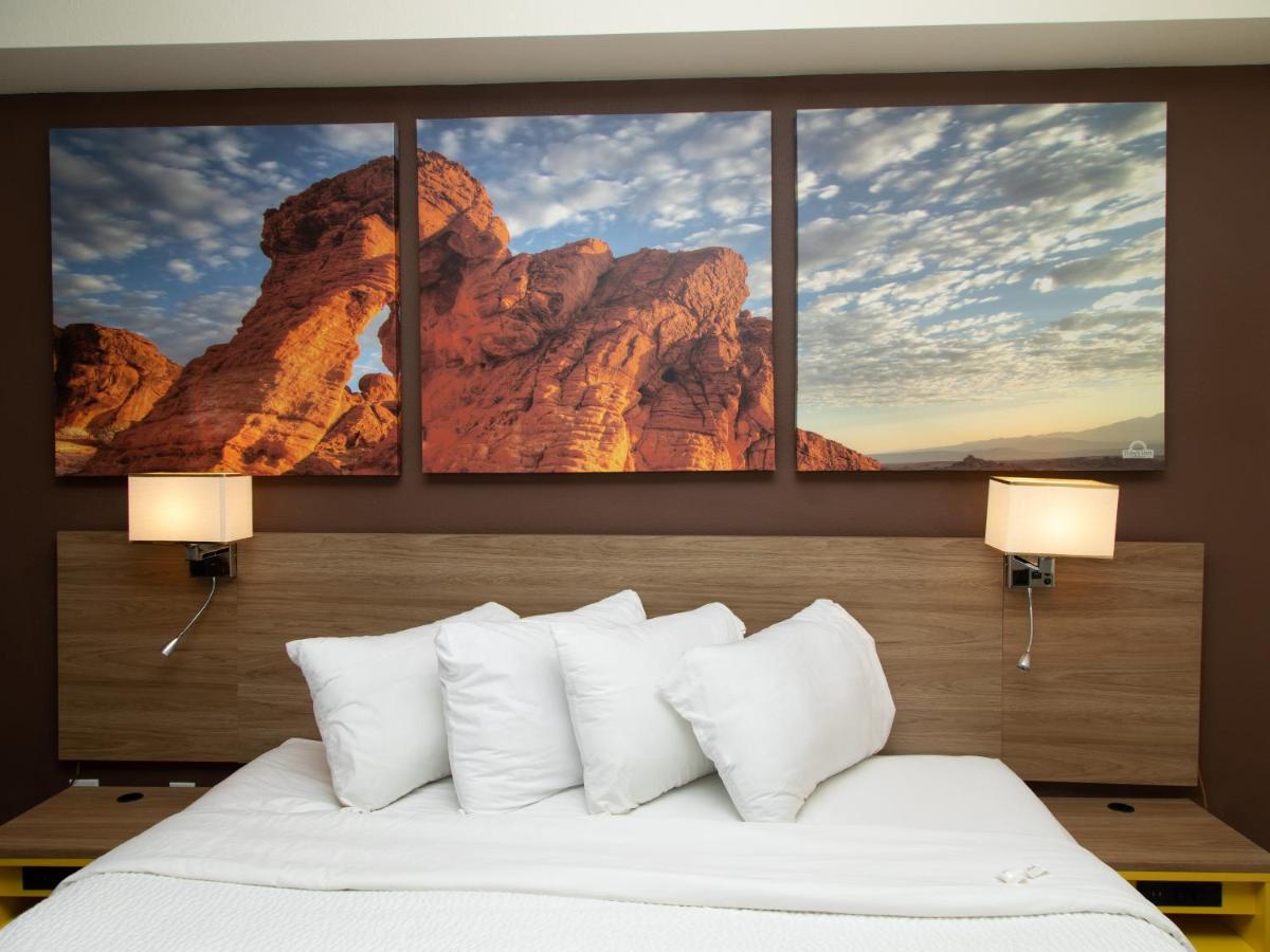 King Room - Disability Access Roll-in Shower - Non Smoking at Days Inn by Wyndham Manitou Springs