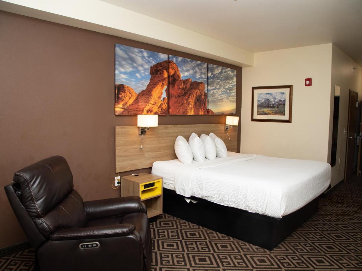 King Room - Disability Access Roll-in Shower - Non Smoking at Days Inn by Wyndham Manitou Springs