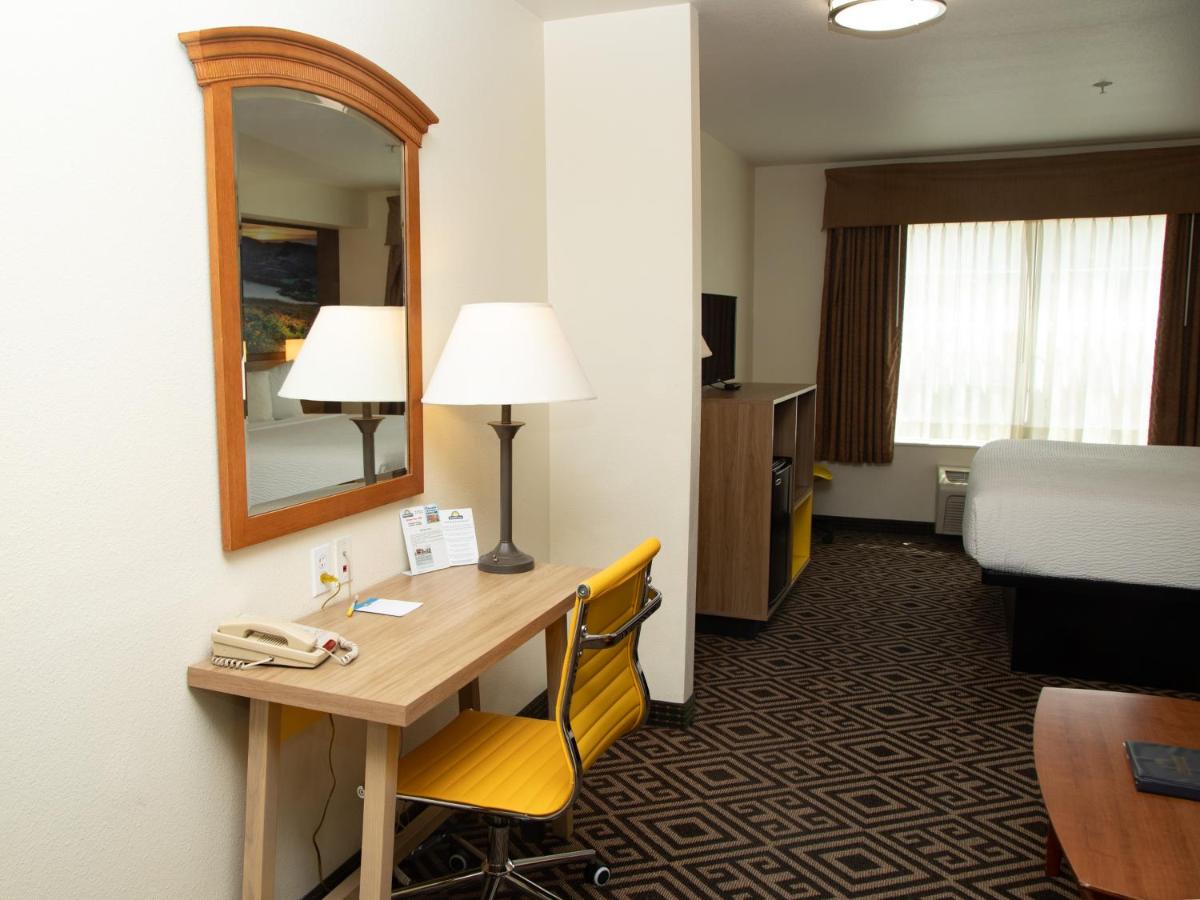 King Studio with Sofa Bed - Non Smoking at Days Inn by Wyndham Manitou Springs