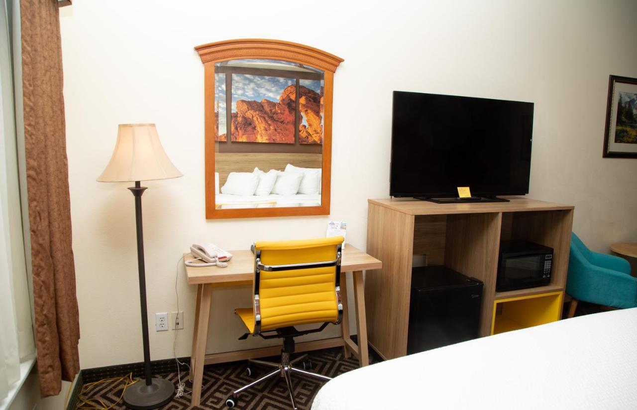 King Suite with Spa Bath- Non-Smoking at Days Inn by Wyndham Manitou Springs