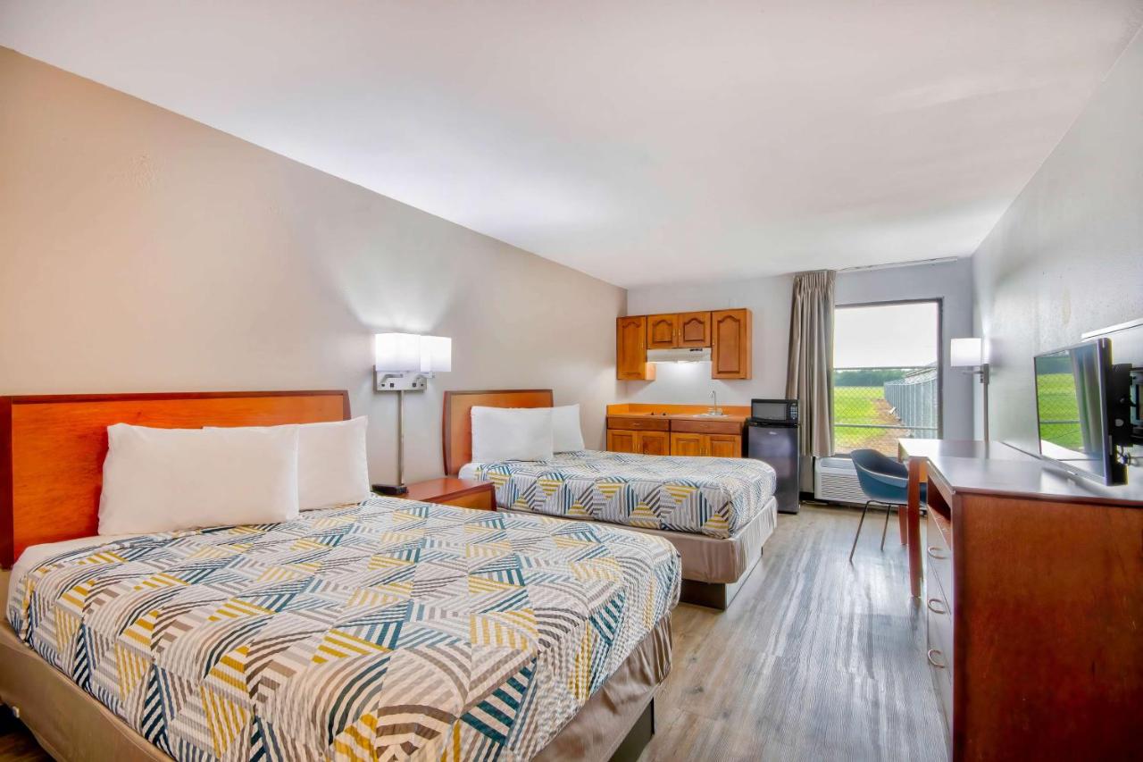 Deluxe Quadruple Room - Smoking at Motel 6-Abbeville, LA