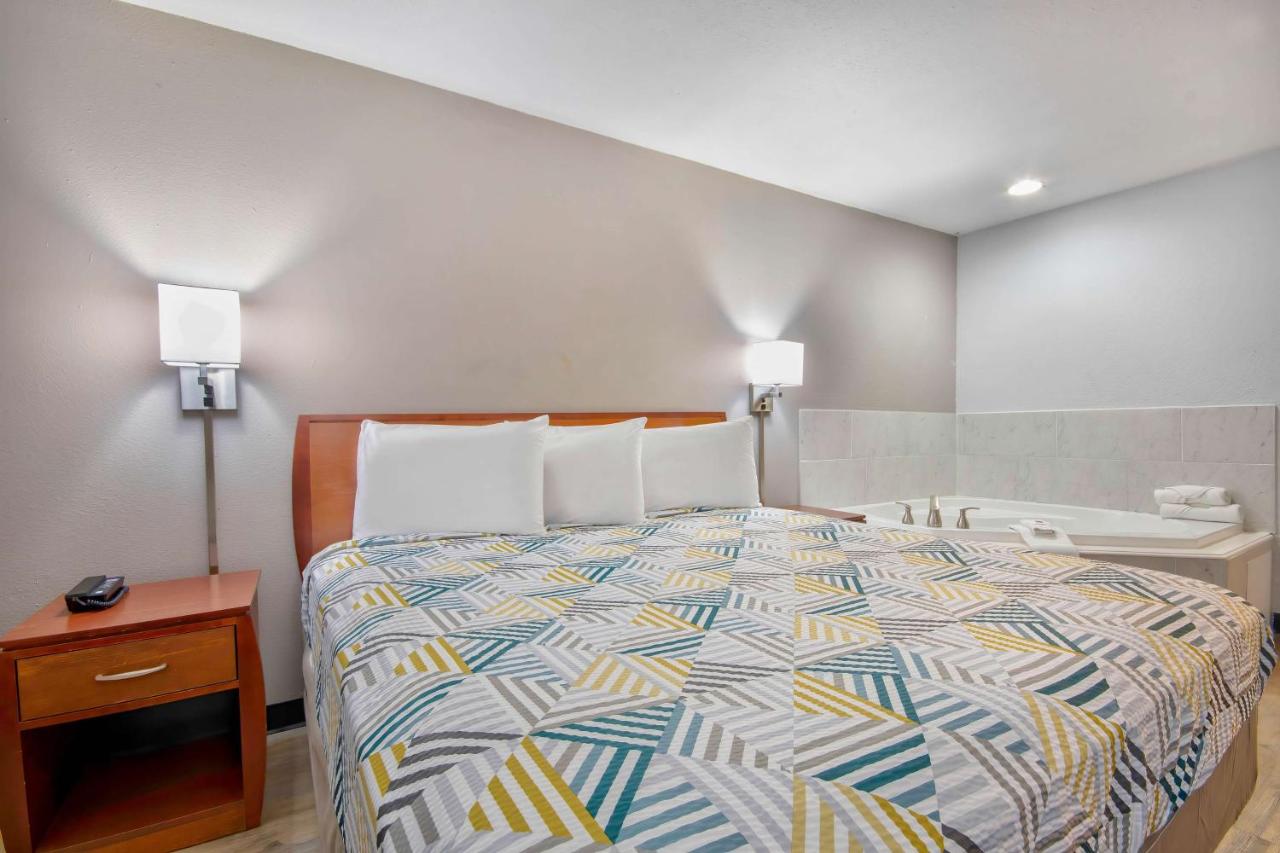 King Room with Spa Bath - Smoking at Motel 6-Abbeville, LA