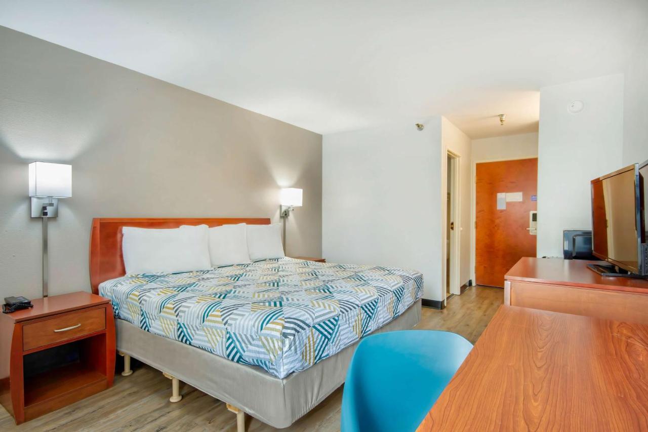 King Room - Disability Access - Non-Smoking at Motel 6-Abbeville, LA