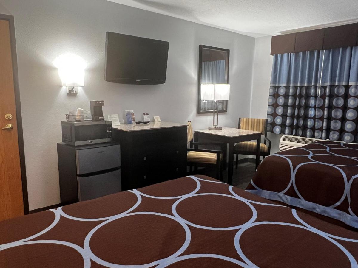 | Super 8 by Wyndham Cleveland TX