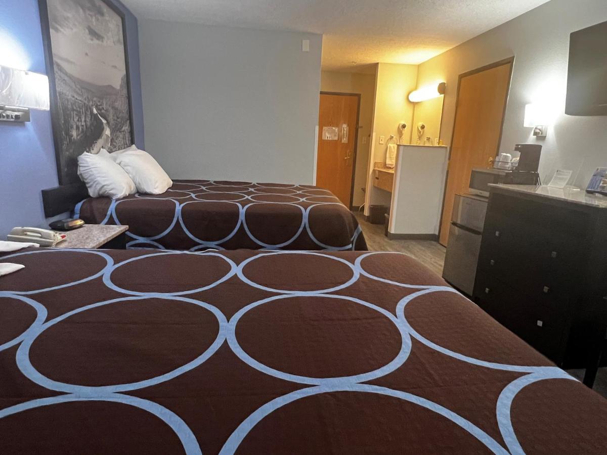 | Super 8 by Wyndham Cleveland TX