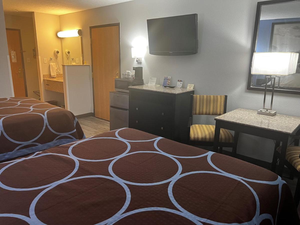 | Super 8 by Wyndham Cleveland TX
