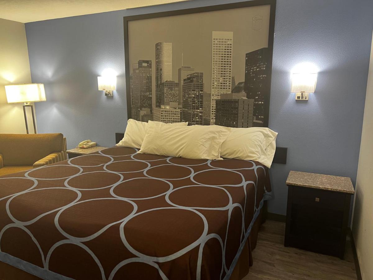 | Super 8 by Wyndham Cleveland TX