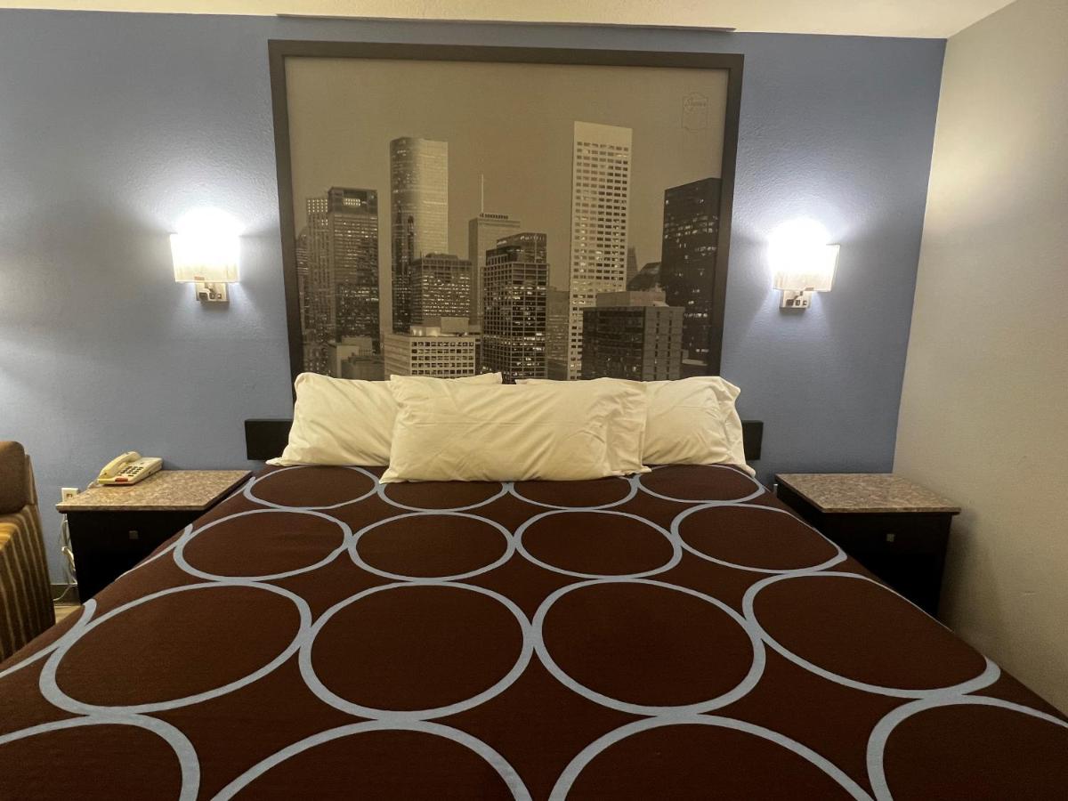 | Super 8 by Wyndham Cleveland TX