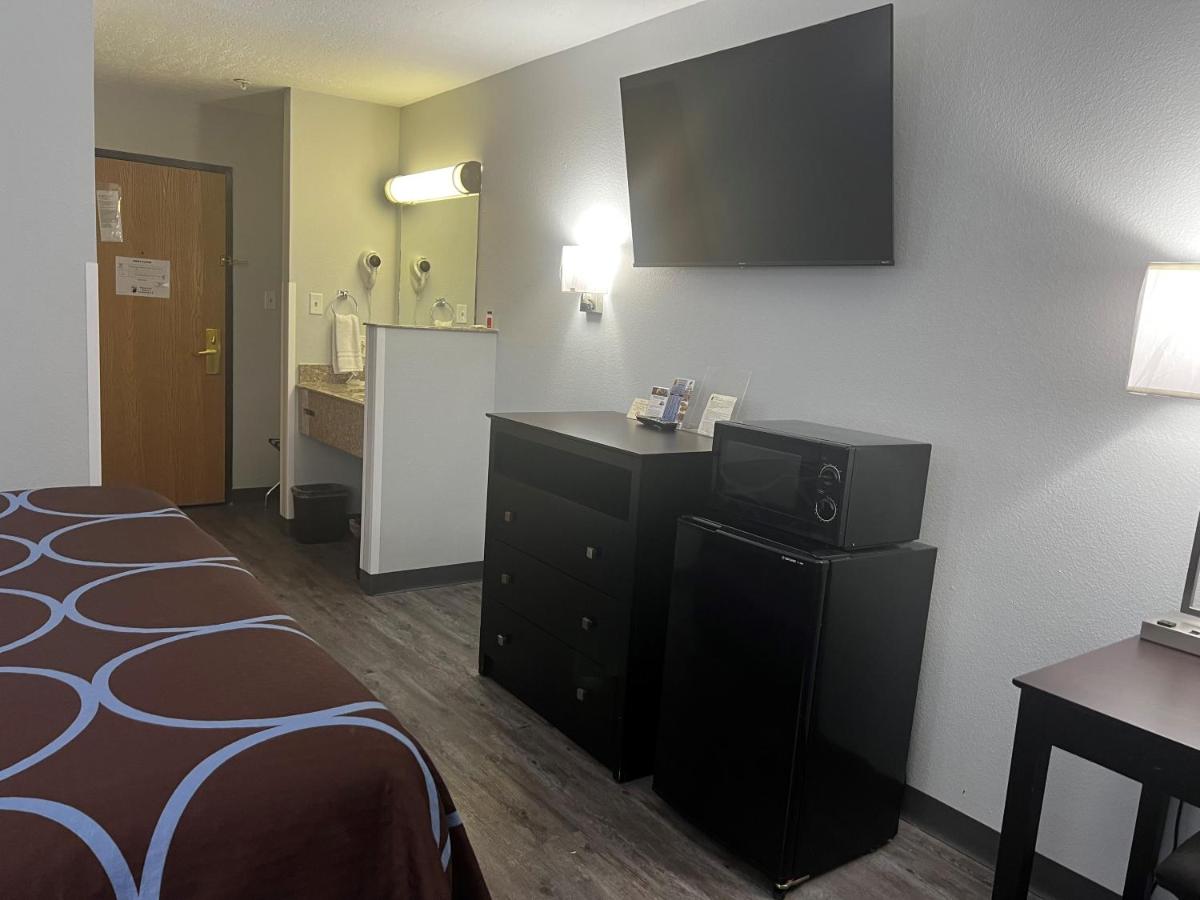 | Super 8 by Wyndham Cleveland TX