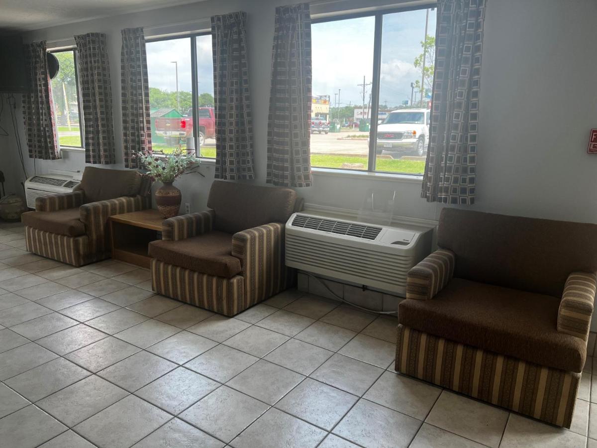 | Super 8 by Wyndham Cleveland TX