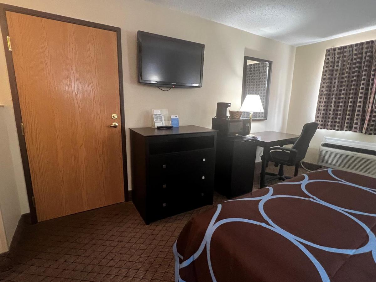 | Super 8 by Wyndham Cleveland TX