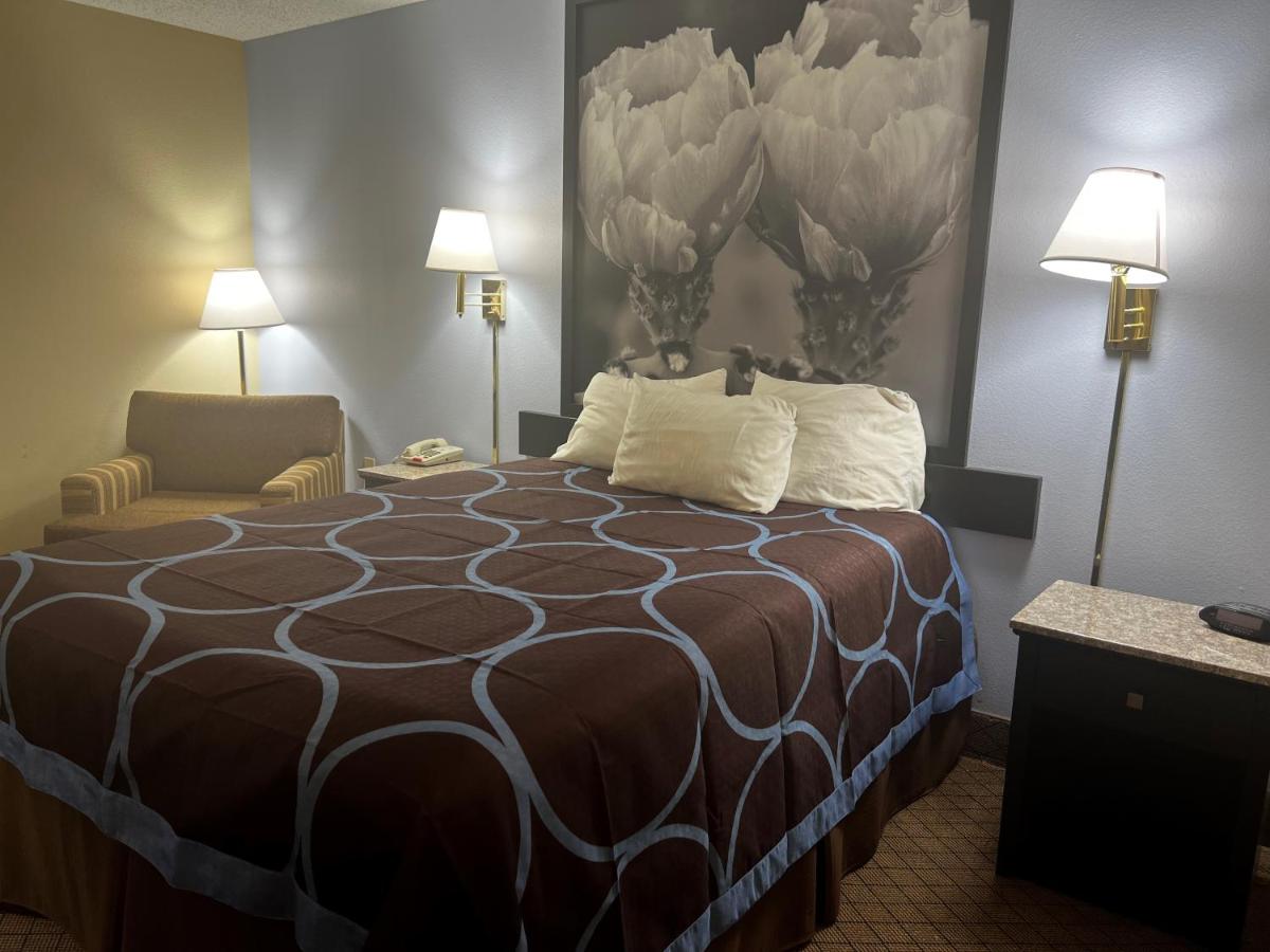| Super 8 by Wyndham Cleveland TX