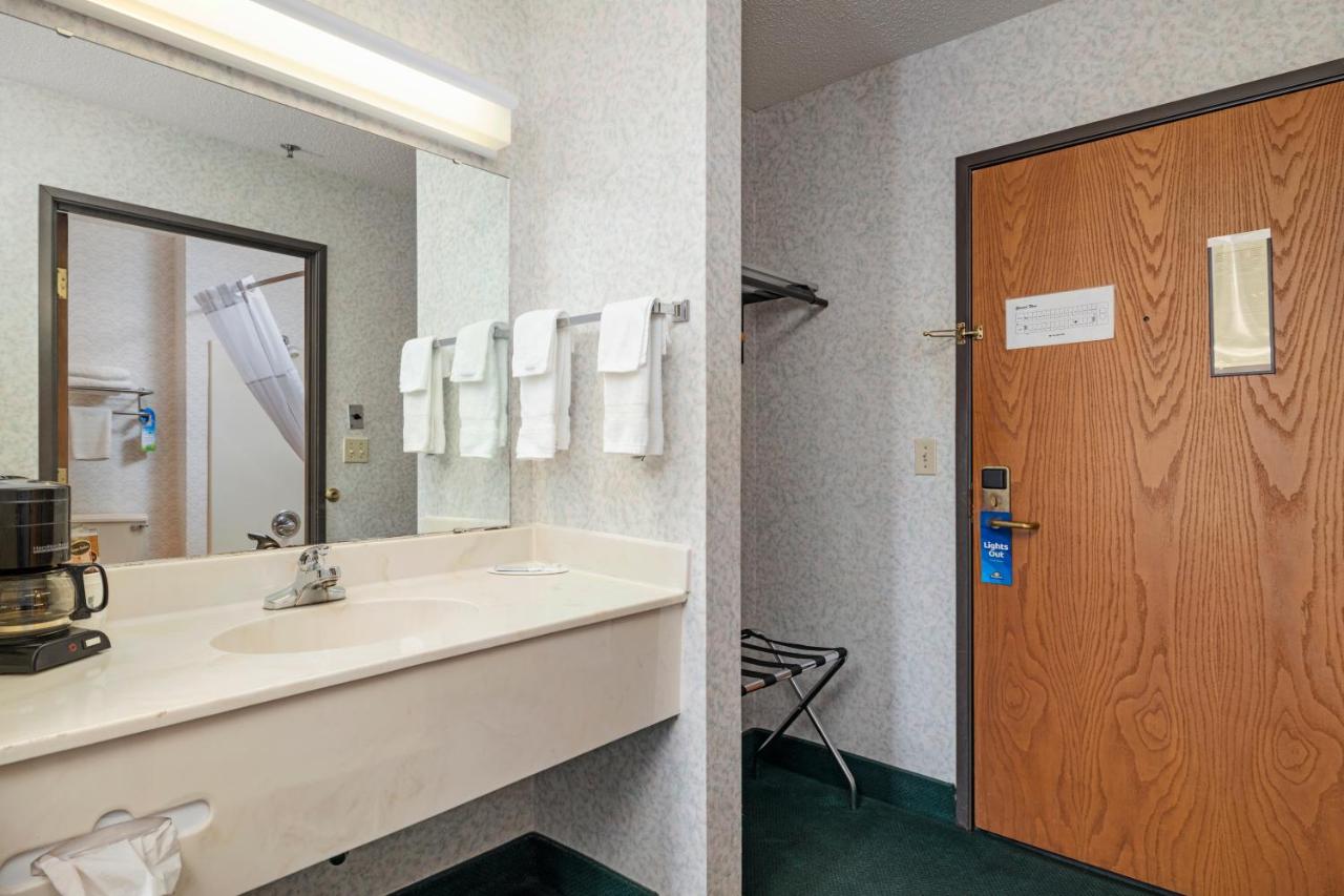 King Room - Mobility Access/Non-Smoking at Days Inn by Wyndham Battlefield Rd/Hwy 65