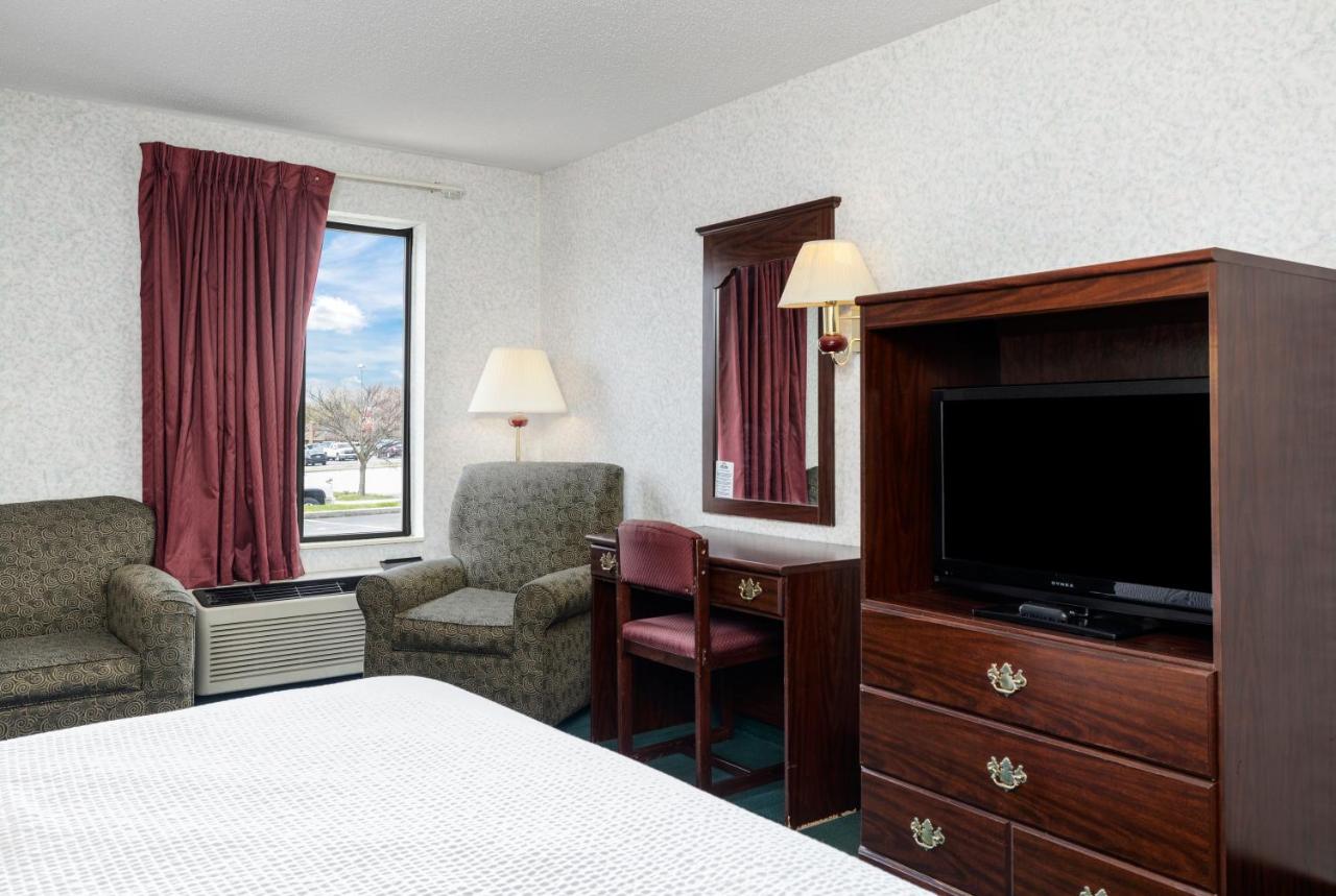 King Room - Mobility Access/Non-Smoking at Days Inn by Wyndham Battlefield Rd/Hwy 65