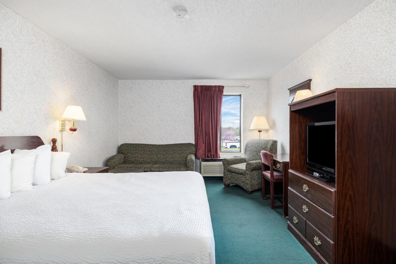 King Room - Mobility Access/Non-Smoking at Days Inn by Wyndham Battlefield Rd/Hwy 65