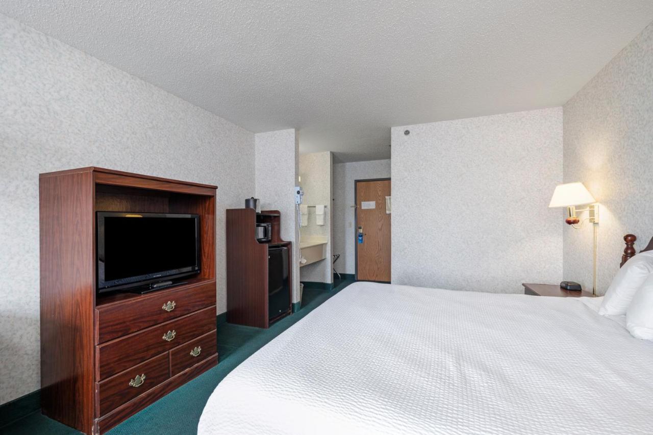King Room - Mobility Access/Non-Smoking at Days Inn by Wyndham Battlefield Rd/Hwy 65