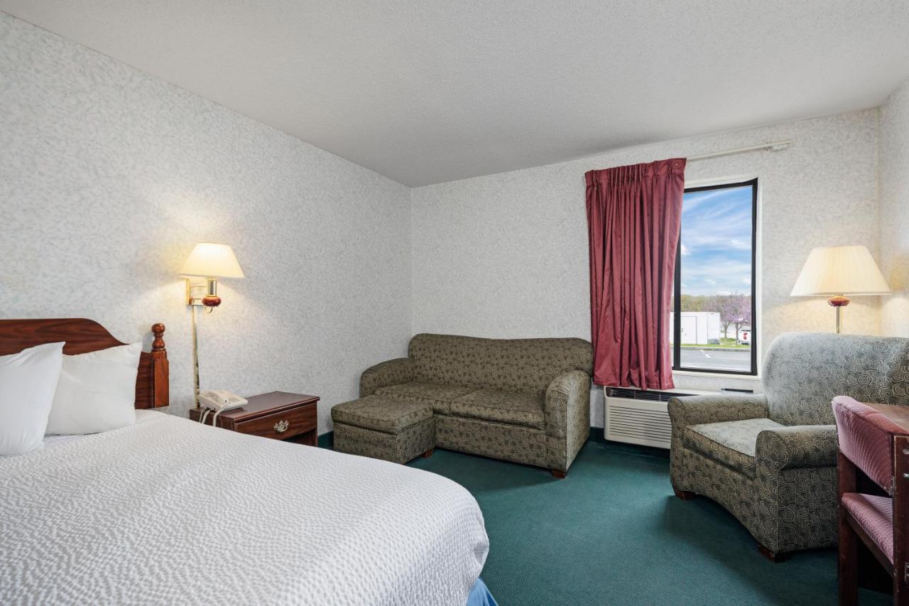 King Room - Mobility Access/Non-Smoking at Days Inn by Wyndham Battlefield Rd/Hwy 65