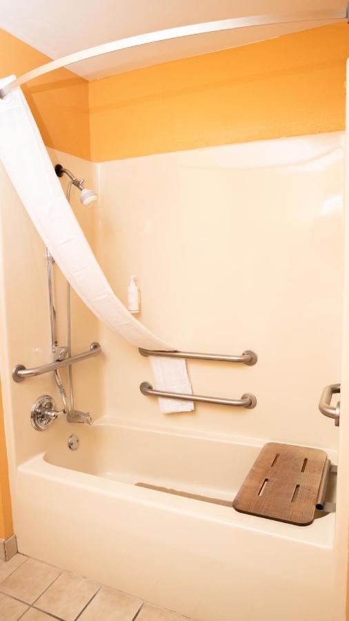 King Room - Mobility Access/Non-Smoking at Days Inn by Wyndham Battlefield Rd/Hwy 65