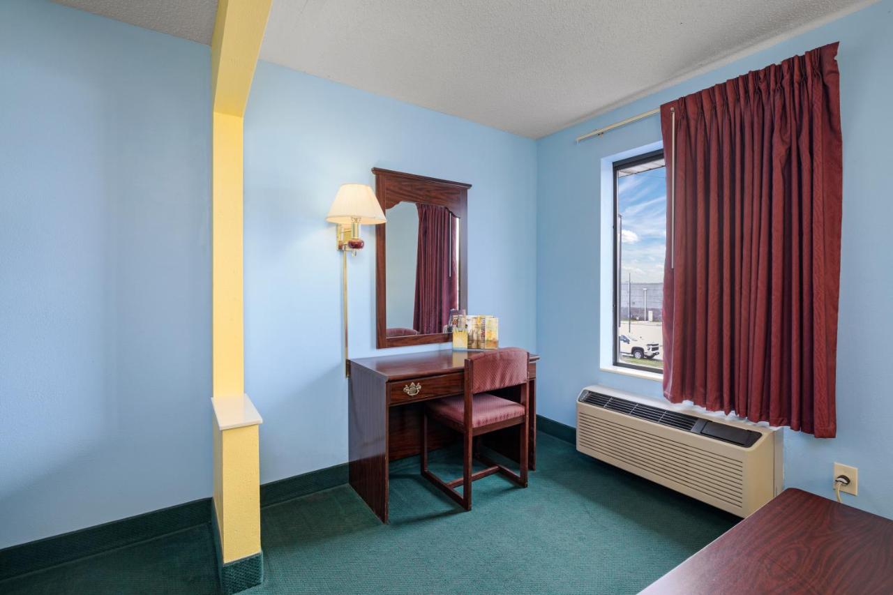 Deluxe King Room - Non-Smoking at Days Inn by Wyndham Battlefield Rd/Hwy 65