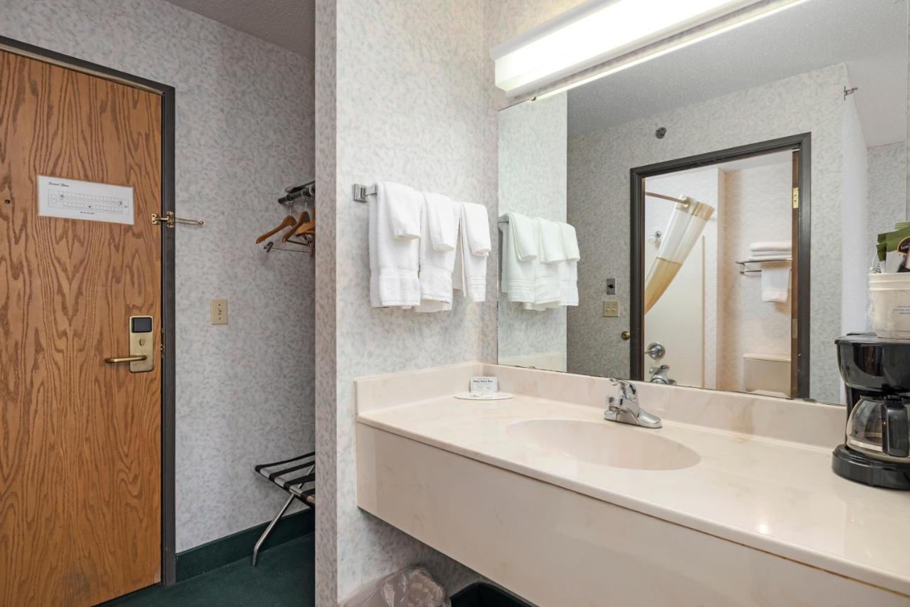 Queen Room with Two Queen Beds - Non-Smoking at Days Inn by Wyndham Battlefield Rd/Hwy 65