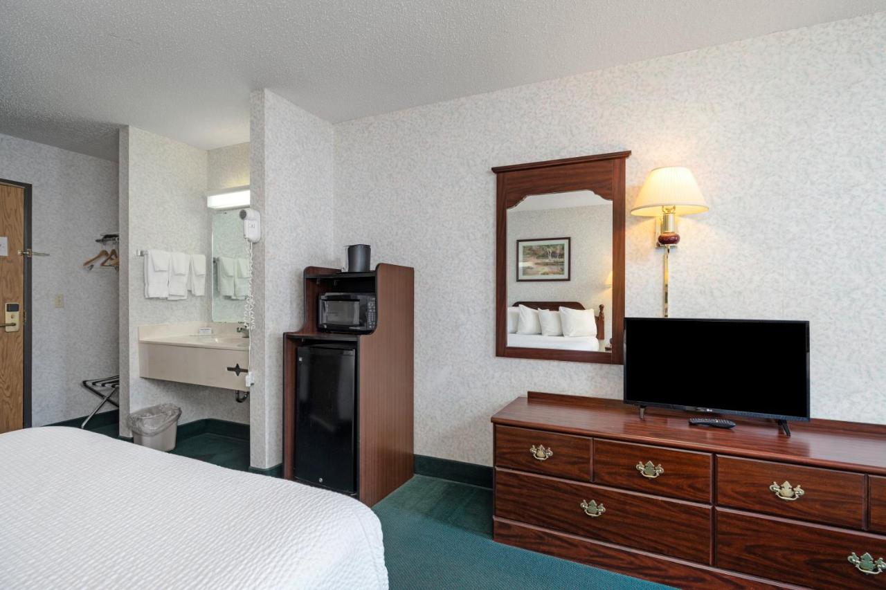 Queen Room with Two Queen Beds - Non-Smoking at Days Inn by Wyndham Battlefield Rd/Hwy 65