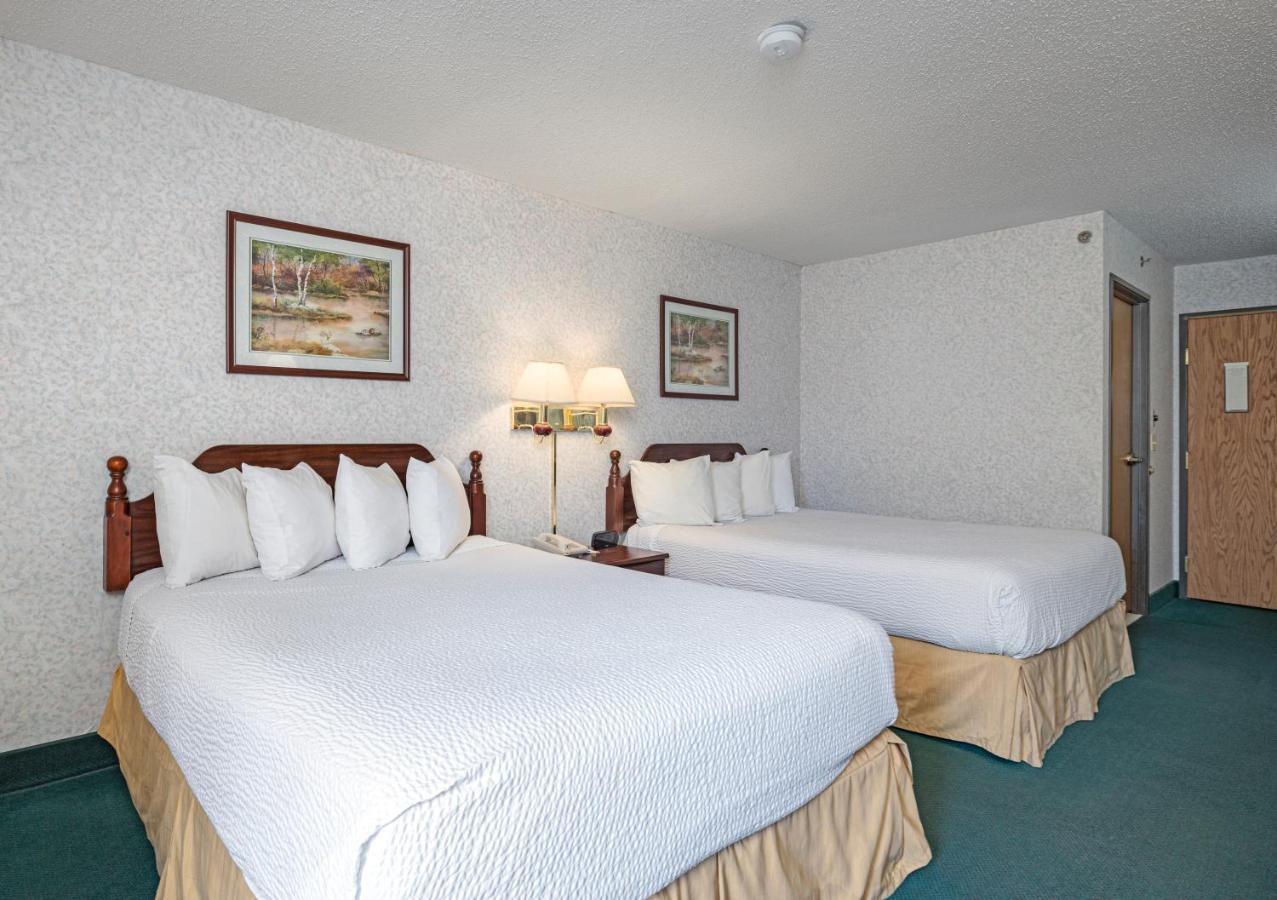 Queen Room with Two Queen Beds - Non-Smoking at Days Inn by Wyndham Battlefield Rd/Hwy 65