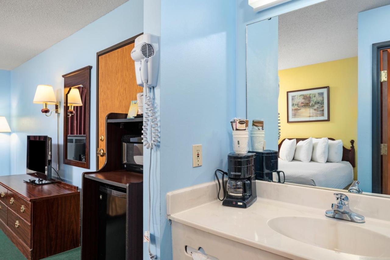 Double Room with Two Double Beds - Non-Smoking at Days Inn by Wyndham Battlefield Rd/Hwy 65
