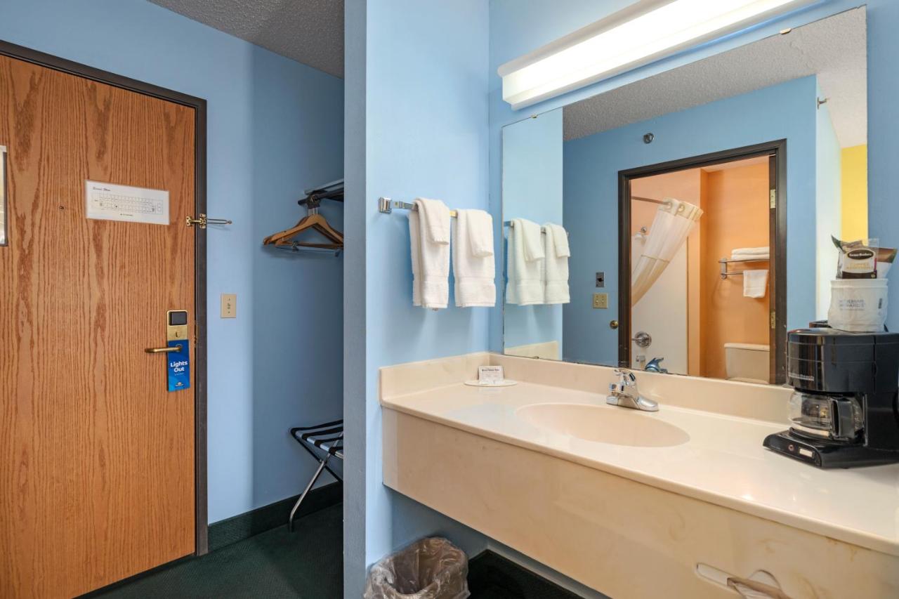 Deluxe King Room - Non-Smoking at Days Inn by Wyndham Battlefield Rd/Hwy 65