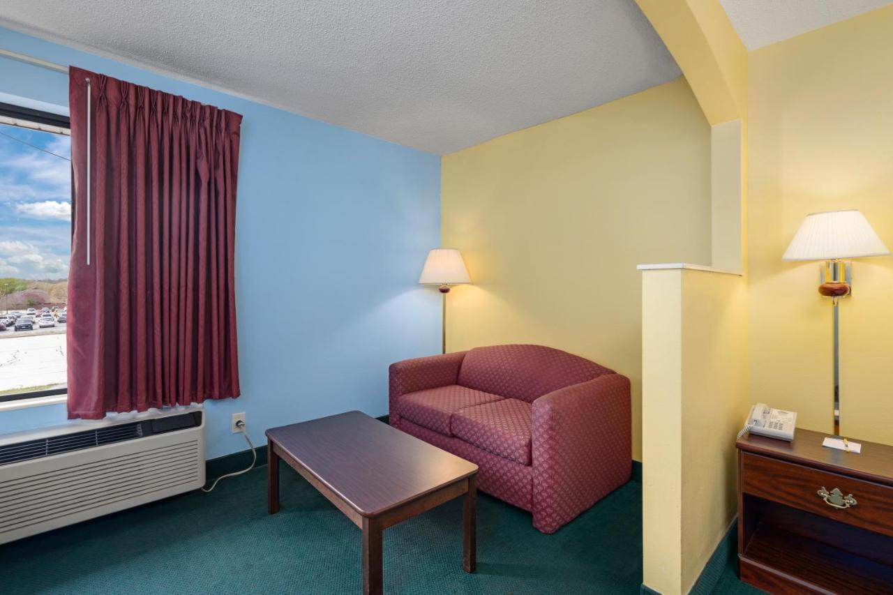 Deluxe King Room - Non-Smoking at Days Inn by Wyndham Battlefield Rd/Hwy 65