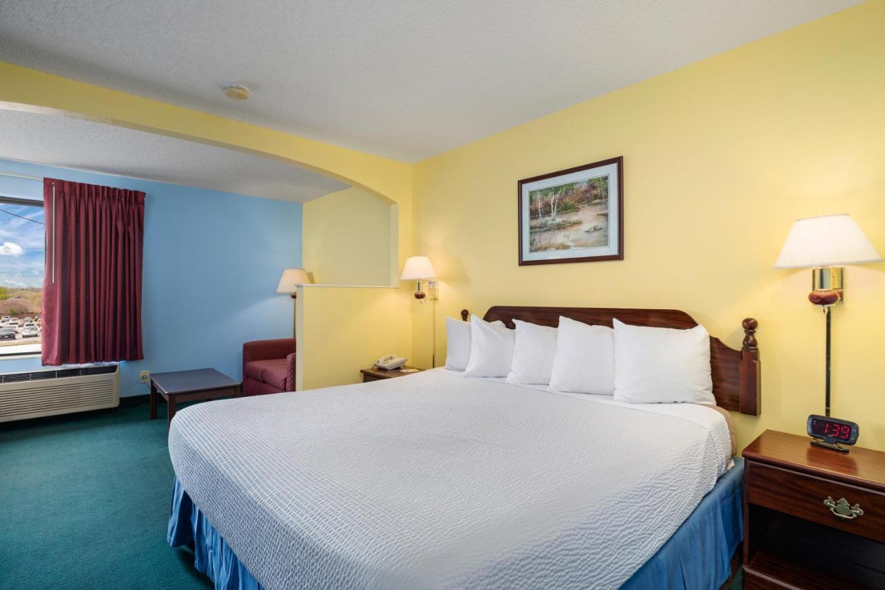 Deluxe King Room - Non-Smoking at Days Inn by Wyndham Battlefield Rd/Hwy 65