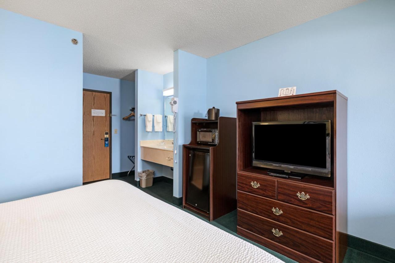 Deluxe King Room - Non-Smoking at Days Inn by Wyndham Battlefield Rd/Hwy 65