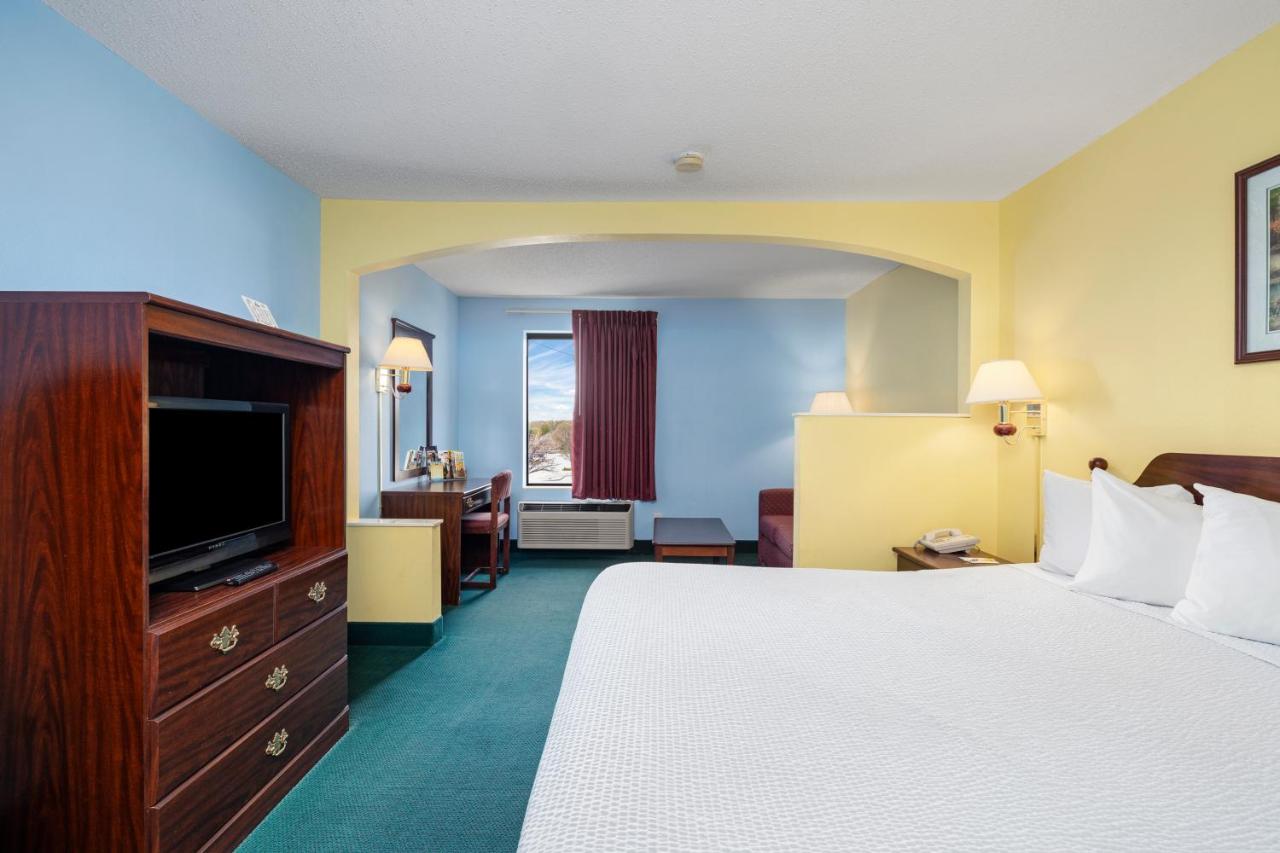 Deluxe King Room - Non-Smoking at Days Inn by Wyndham Battlefield Rd/Hwy 65