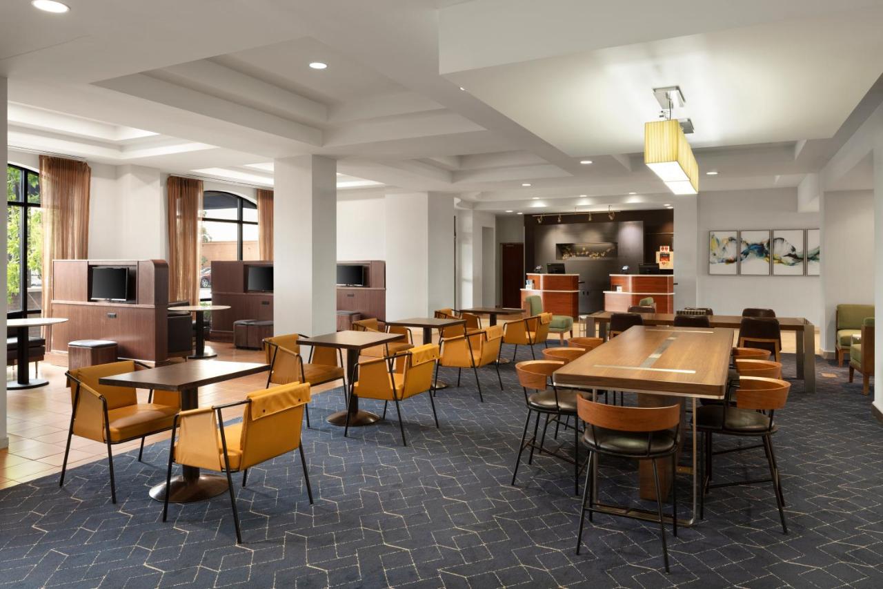 | Courtyard Louisville Airport