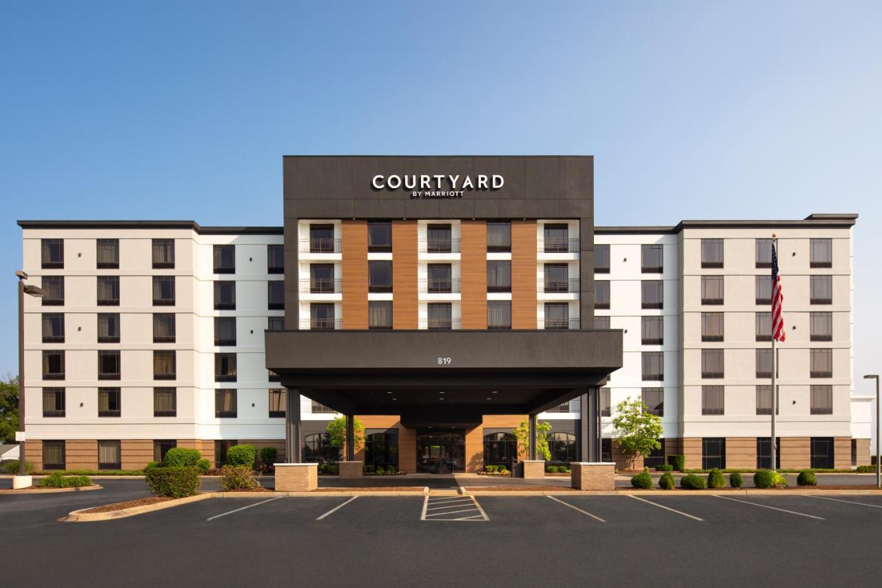 | Courtyard Louisville Airport