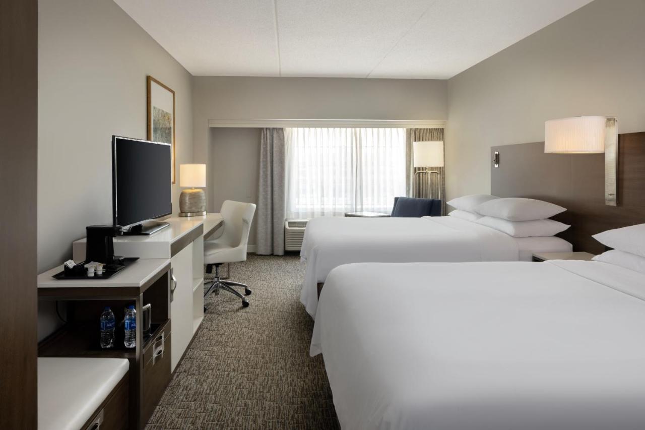 Club level, Guest room, 2 Queen at Sheraton Jacksonville Hotel