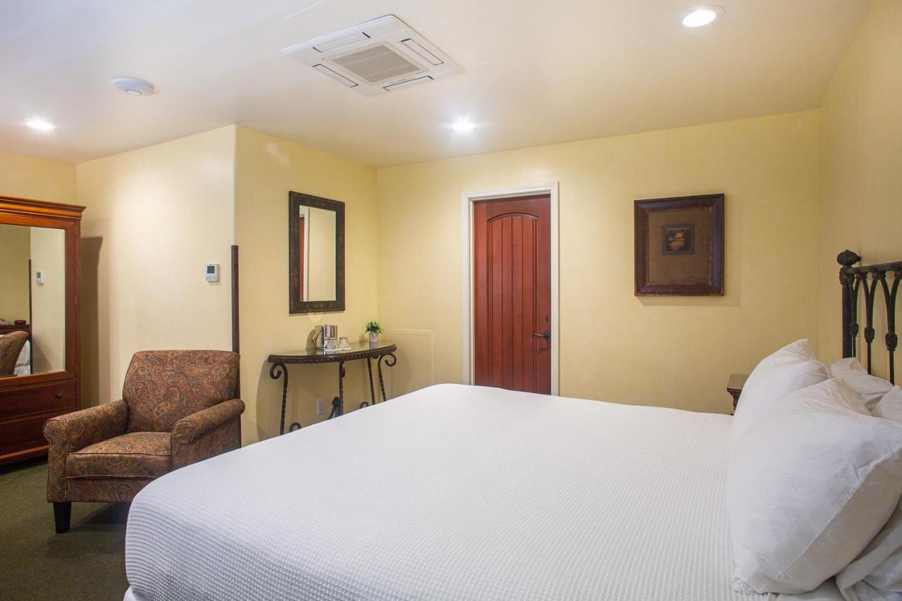 | Castillo Inn at the Beach
