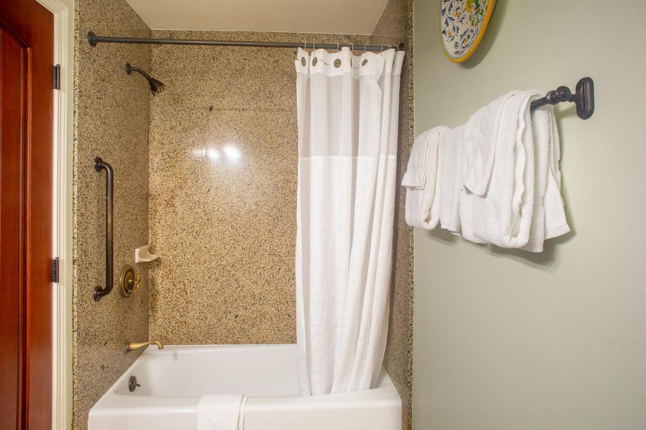 | Castillo Inn at the Beach