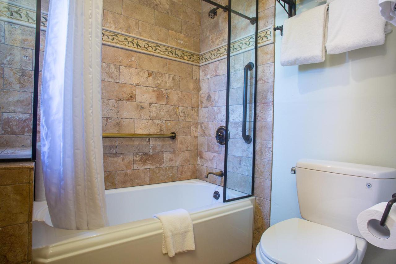 | Castillo Inn at the Beach